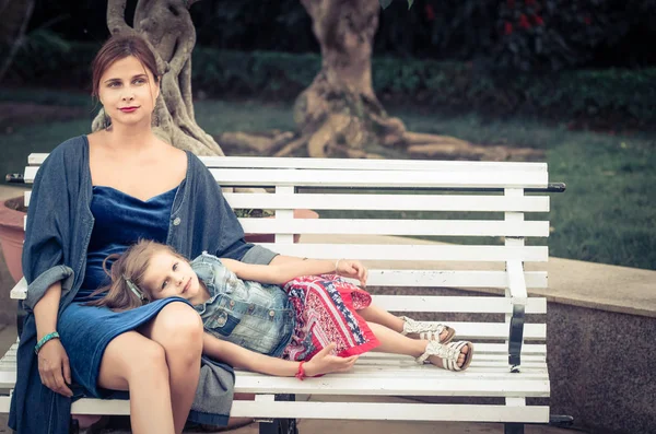 Madre e figlia in un parco — Foto Stock
