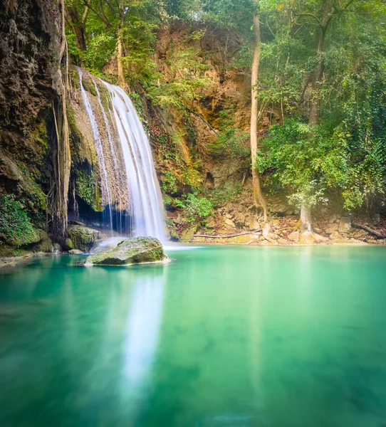 Cachoeira bonita no parque nacional de Erawan, Tailândia — Fotografia de Stock