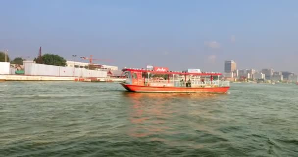 Bangkok Thailand Mar 2019 Crossing Chao Phraya River Med Färja — Stockvideo