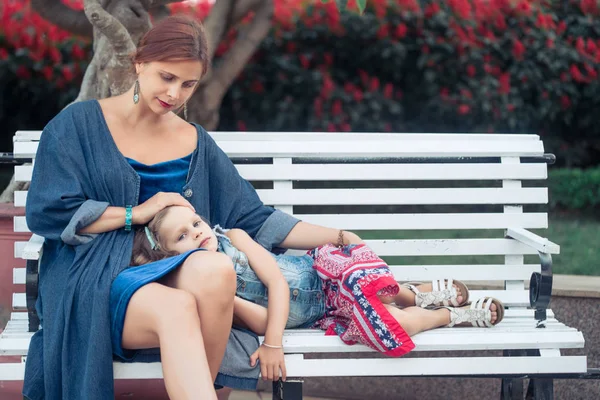 Madre e figlia in un parco — Foto Stock