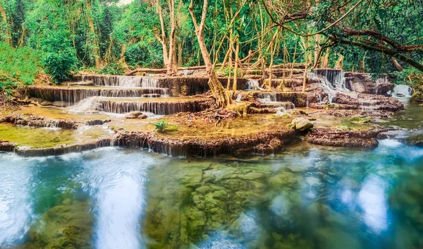 Piękny wodospad Huai Mae Khamin, Tajlandia. Panorama — Zdjęcie stockowe