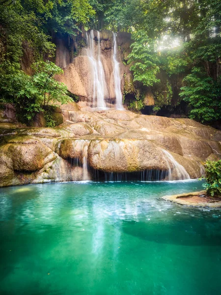 Hermosa cascada Sai Yok Noi en el parque nacional, Tailandia —  Fotos de Stock