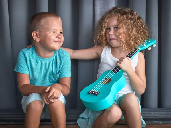 Portrét roztomilým dětem s ukulele — Stock fotografie