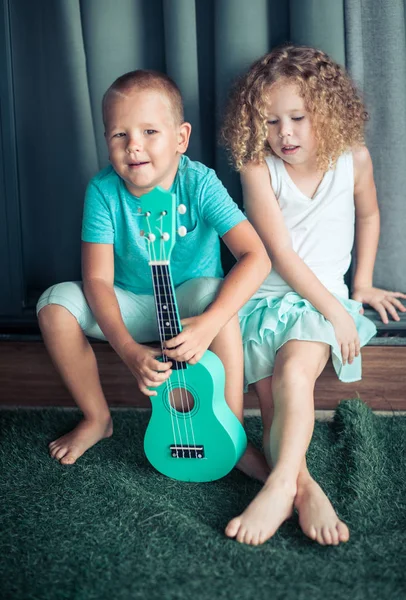 Portrét roztomilým dětem s ukulele — Stock fotografie