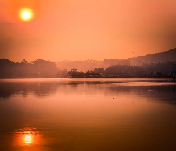 Napkelte felett tó Xuan Huong Dalat, Vietnam — Stock Fotó