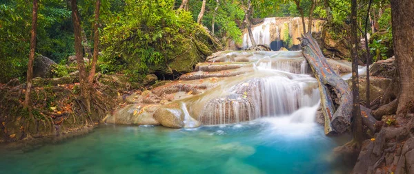 Bella cascata al parco nazionale di Erawan, Thailandia. Panorama — Foto Stock