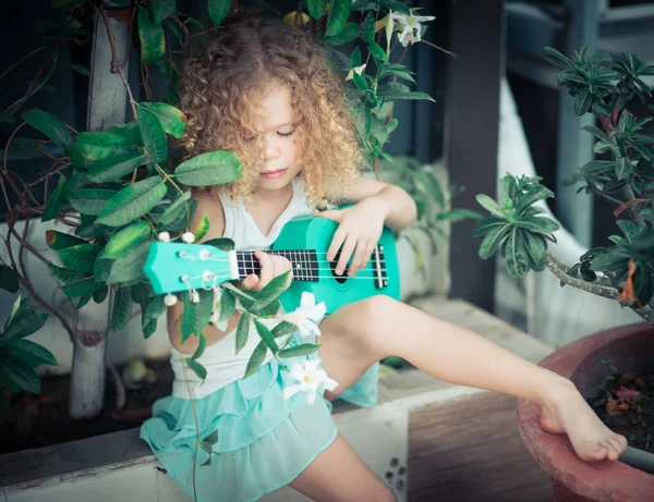 Portret uroczej dziewczyny z ukulele — Zdjęcie stockowe