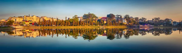 Xuan Huong Lake, Dalat, Vietnam. Panorama Ordförande — Stockfoto