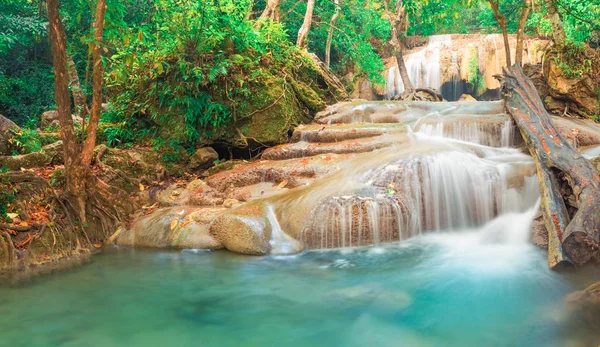 Gyönyörű vízesés Erawan Nemzeti Park, Thaiföld. Panoráma — Stock Fotó