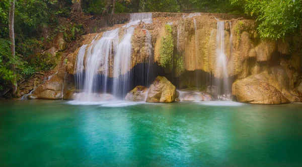 Nádherný vodopád v národním parku Erawan v Thajsku. Panorama — Stock fotografie
