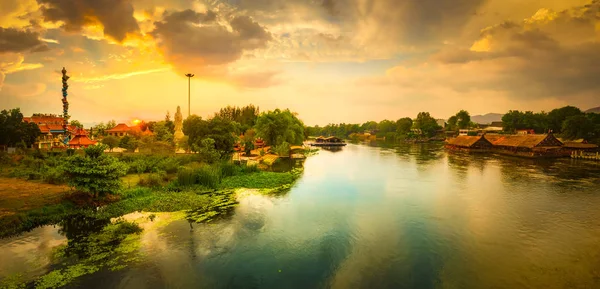 Puesta de sol sobre el río Kwai, Kanchanaburi, Tailandia. Panorama —  Fotos de Stock