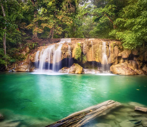 Schöner wasserfall im erawan nationalpark, thailand — Stockfoto