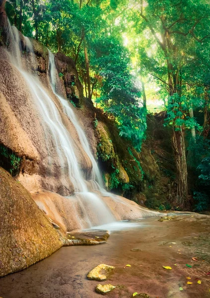 Hermosa cascada Sai Yok Noi en el parque nacional, Tailandia —  Fotos de Stock