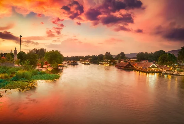 Sonnenuntergang über dem Fluss Kwai, Kanchanaburi, Thailand. — Stockfoto