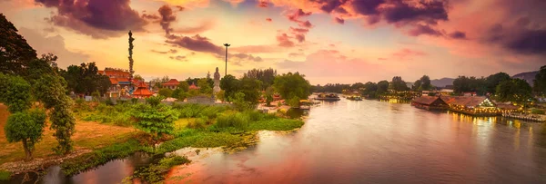 Naplemente alatt Kwai folyón, Kanchanaburi, Thaiföld. Panoráma — Stock Fotó