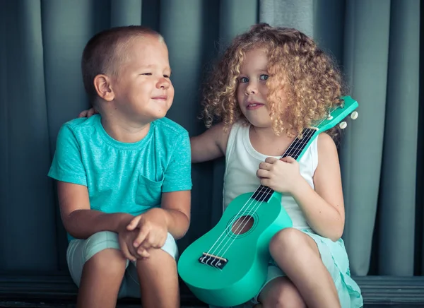 Portrét roztomilým dětem s ukulele — Stock fotografie