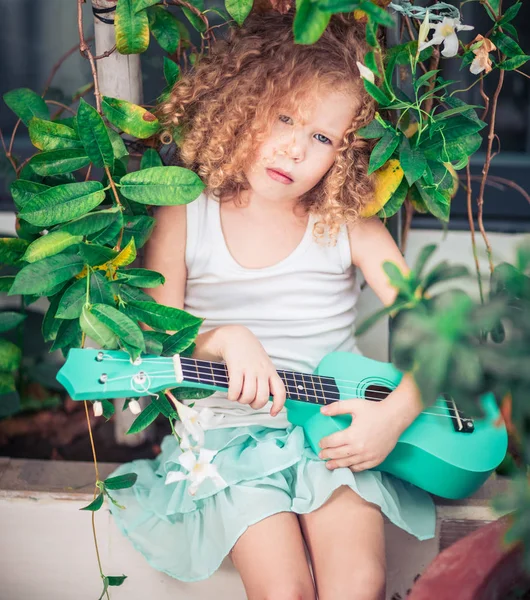 Porträt eines süßen Mädchens mit Ukulele — Stockfoto