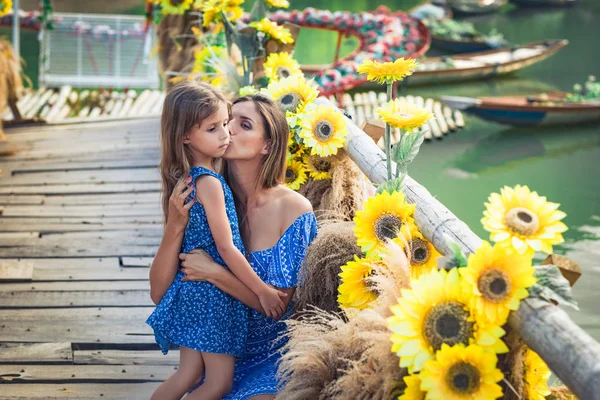 Güzel bir ailenin açık hava portresi. — Stok fotoğraf