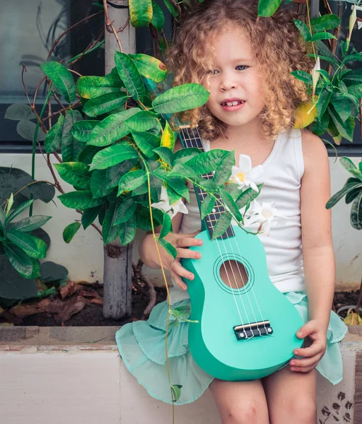 Porträt eines süßen Mädchens mit Ukulele — Stockfoto