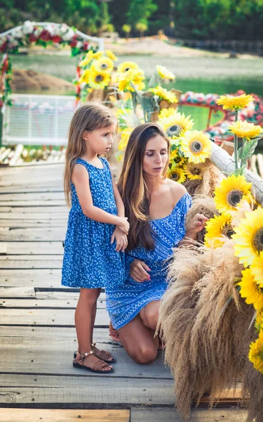 Ritratto esterno di una bella famiglia — Foto Stock