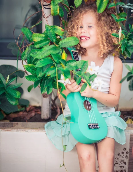 Portret uroczej dziewczyny z ukulele — Zdjęcie stockowe