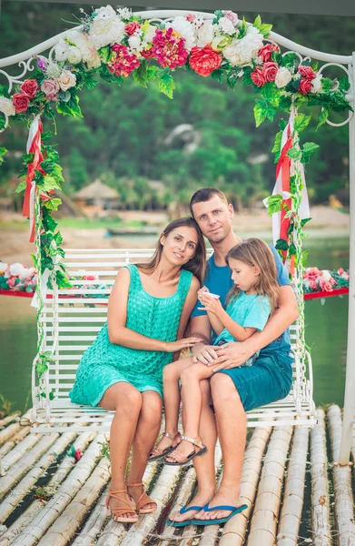 Außenporträt einer schönen Familie — Stockfoto