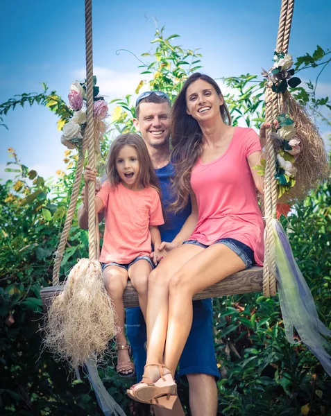 Retrato al aire libre de una hermosa familia —  Fotos de Stock
