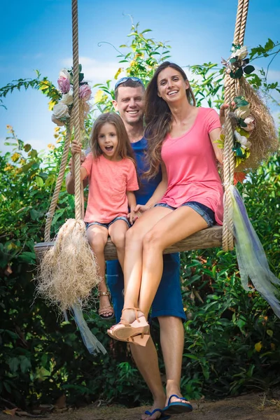 Utomhusporträtt av en vacker familj — Stockfoto