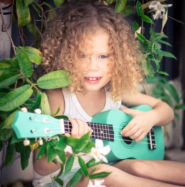 Retrato de una linda chica con ukelele —  Fotos de Stock