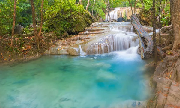 Hermosa cascada en el parque nacional de Erawan, Tailandia — Foto de Stock