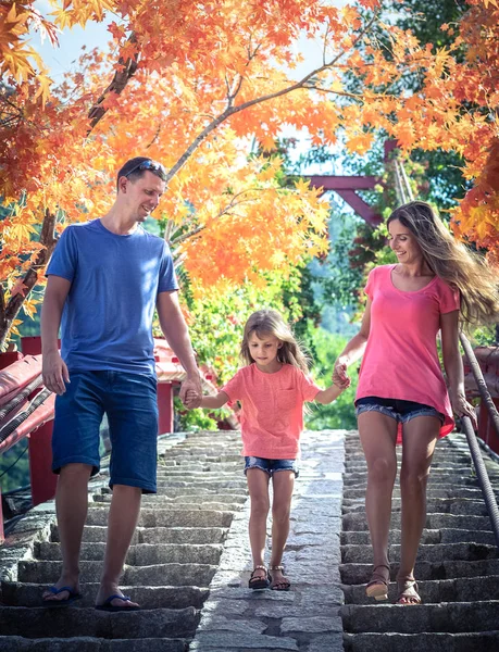 Retrato al aire libre de una hermosa familia — Foto de Stock