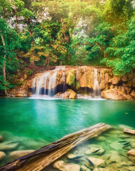Gyönyörű vízesés Erawan Nemzeti Park, Thaiföld — Stock Fotó