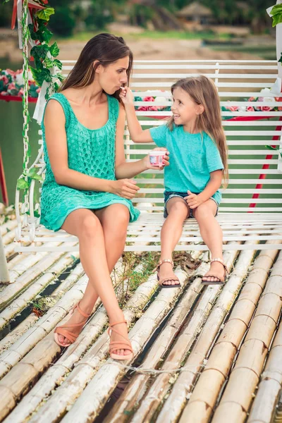 Ritratto esterno di una bella famiglia — Foto Stock