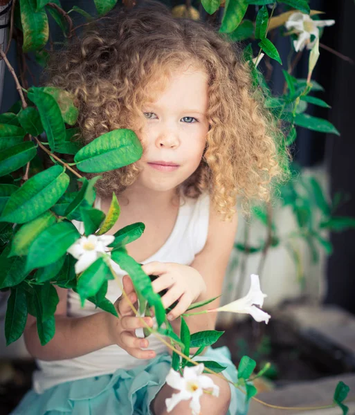 Egy aranyos lány portréja — Stock Fotó