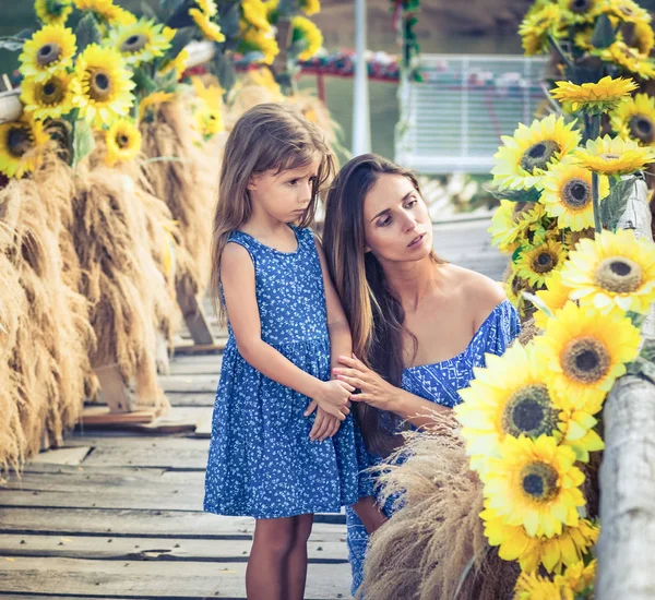 Güzel bir ailenin açık hava portresi. — Stok fotoğraf