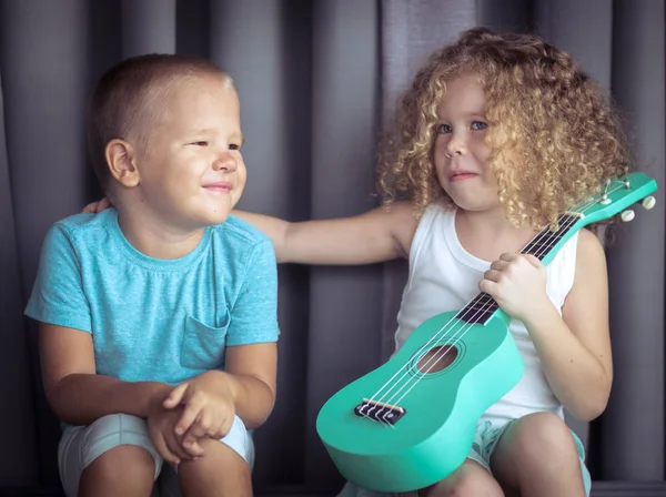 Retrato de un lindo niño con ukelele —  Fotos de Stock