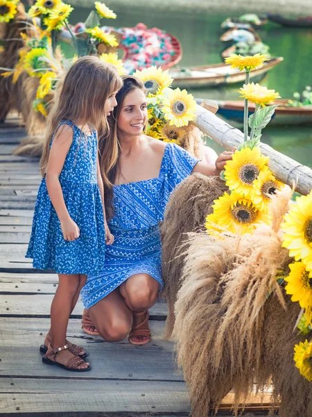 Ritratto esterno di una bella famiglia — Foto Stock