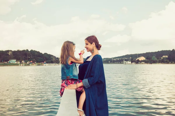 Madre e figlia a Xuan Huong Lake, Dalat, Vietnam — Foto Stock