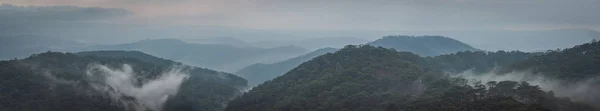 Bela paisagem montanhosa no dia chuvoso. Dalat, Vietname. Panor. — Fotografia de Stock