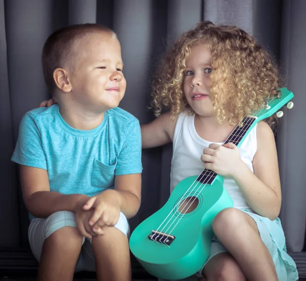 Retrato de un lindo niño con ukelele —  Fotos de Stock