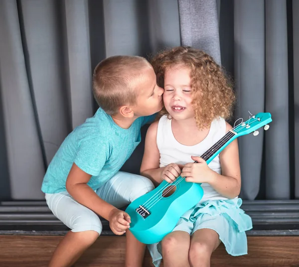 Portrét roztomilým dětem s ukulele — Stock fotografie