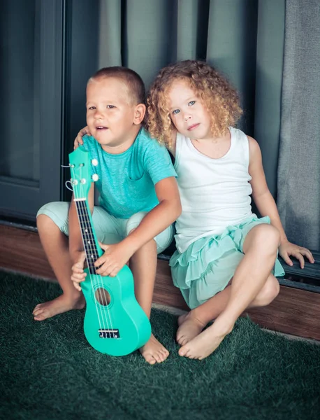 Retrato de um bonito crianças com ukulele — Fotografia de Stock