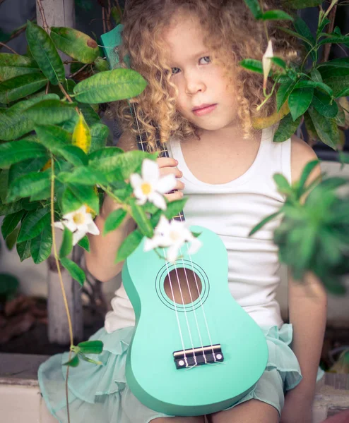 Portret uroczej dziewczyny z ukulele — Zdjęcie stockowe