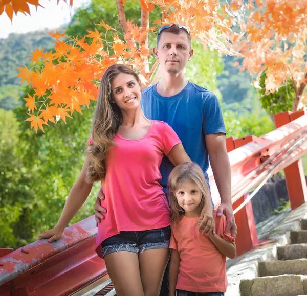 Retrato al aire libre de una hermosa familia —  Fotos de Stock