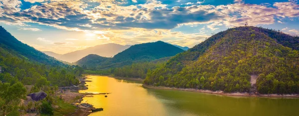 日落时分欣赏湖景。全景景观 — 图库照片