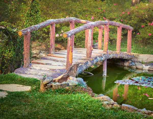 Brücke im Park — Stockfoto