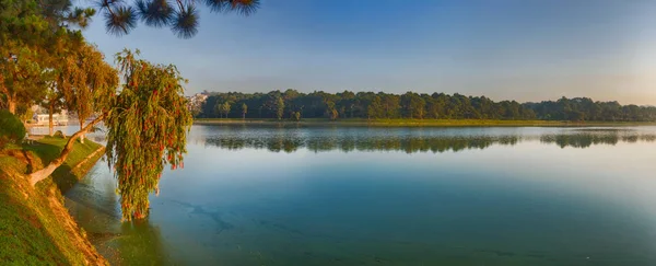 Lago Xuan Huong, Dalat, Vietnam. Panorama —  Fotos de Stock