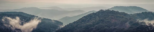 Hermoso paisaje de montaña en el día lluvioso. Dalat, Vietnam. Panor — Foto de Stock