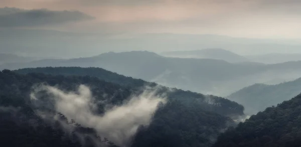 Yağmurlu bir günde güzel dağ manzarası. Dalat, Vietnam. Panor — Stok fotoğraf