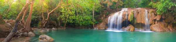 Belle cascade au parc national d'Erawan, Thaïlande — Photo